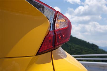 えぐれその３。リアコンビランプ下が最も絞り込みがきつい。大胆です。トヨタ・Ｃ－ＨＲ