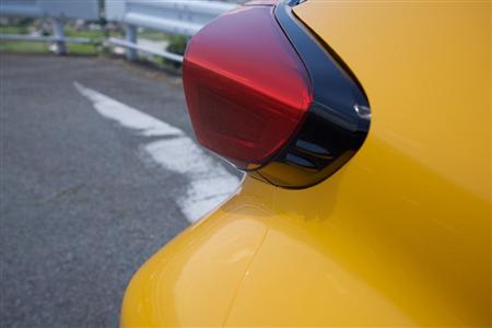 前から見るとこんなですよ。すごい形。トヨタ・Ｃ－ＨＲ