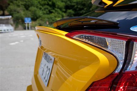 リアハッチ後端は明らかにスポーツカーの造形だ。トヨタ・Ｃ－ＨＲ