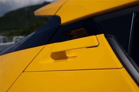 後席ドアノブはツートンになった上部にうまく隠してある。トヨタ・Ｃ－ＨＲ