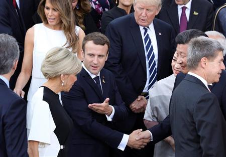 妻のブリジット夫人を習近平主席と夫人の彭麗媛氏に紹介する仏のエマニュエル・マクロン大統領（左から４人目）。後ろにはドナルド・トランプ米大統領とメラニア夫人がいる＝７日、独北部のハンブルクのエルブフィルハーモニー（ロイター）