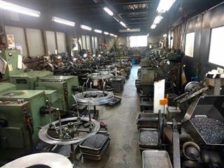 ねじ製造の機械がずらりと並ぶ浅井製作所の工場＝埼玉県草加市