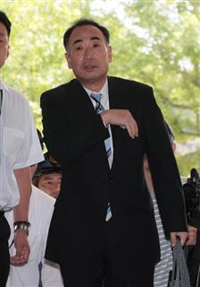 府議会臨時会で参考人招致のため大阪府庁に入る籠池泰典氏＝１０日午後、大阪府庁（山田哲司撮影）