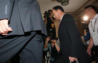 府議会臨時会で参考人招致のため大阪府庁に入る籠池泰典氏=10日午後、大阪府庁(山田哲司撮影) 府議会臨時会で参考人招致のため大阪府庁に入る籠池泰典氏=10日午後、大阪府庁(山田哲司撮影)