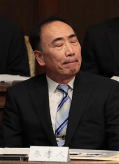 府議会参考人招致で、参考人席に座る籠池泰典氏。目を閉じて質問を聞く場面も＝１０日午後、大阪府庁