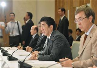 ＴＰＰ関係閣僚会議で発言する安倍首相。右端は石原経済再生相＝５月３０日