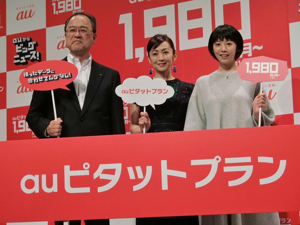 新料金プランを発表したＫＤＤＩの田中孝司社長とＣＭに出演している斉藤由貴さん、夏帆さん（左から）＝東京都目黒区