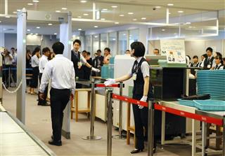 競技会で検査技術などを競う検査員＝６月、成田空港