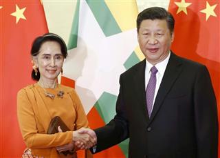 ミャンマーのアウン・サン・スー・チー国家顧問兼外相（左）と中国の習近平国家主席＝５月、北京の人民大会堂（共同）