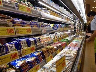 国産中心のスーパーのチーズ売り場も安い欧州産輸入チーズで変わりそうだ＝横浜市鶴見区