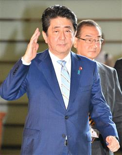 官邸に入る安倍晋三首相＝１３日午前、首相官邸（斎藤良雄撮影）