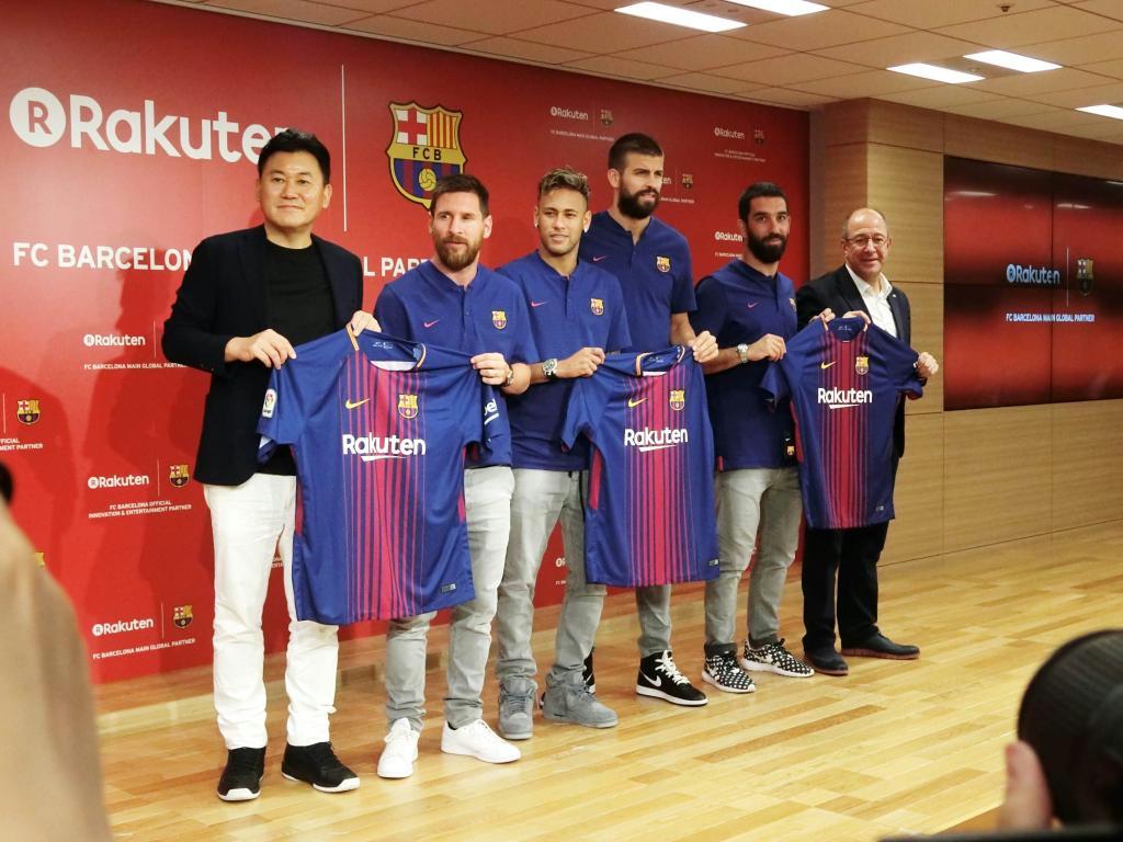 メッシ選手（左から２人目）やネイマール選手（同３人目）らの所属するスペインのサッカークラブ「ＦＣバルセロナ」とパートナーシップを締結した楽天の三木谷浩史会長兼社長（左端）＝１３日、東京都世田谷区