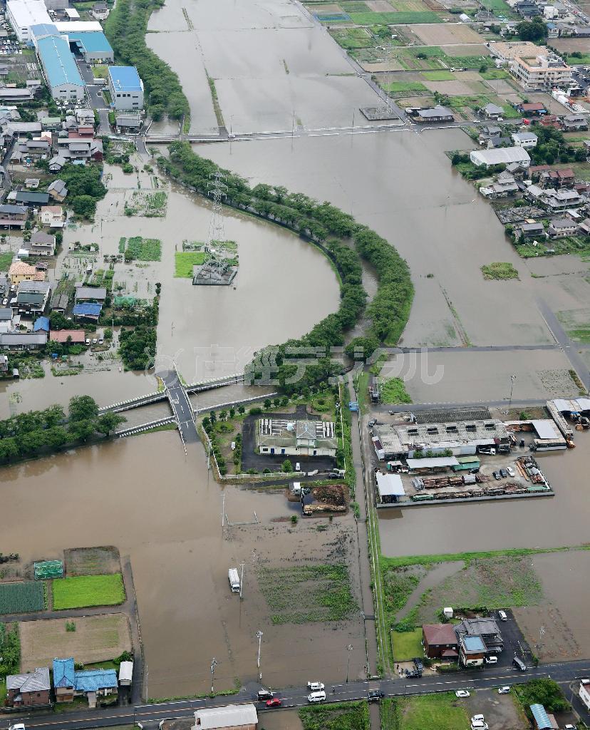 大雨で川が氾濫した愛知県大口町＝１４日午後１時１分