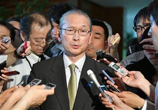 安倍晋三首相との会談を終え、記者団の質問に答える連合の神津里季生会長＝１３日午後、首相官邸