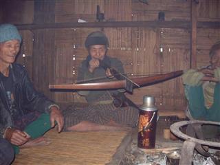 イノシシを撃ったボーガンを構えるジアダムの農民兼猟師。やじりには山で採集したトリカブトが塗ってある=2002年12月、カチン州・プタオ郡(筆者撮影) イノシシを撃ったボーガンを構えるジアダムの農民兼猟師。やじりには山で採集したトリカブトが塗ってある=2002年12月、カチン州・プタオ郡(筆者撮影)