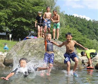 夏休みで川遊びを楽しむ児童ら＝兵庫県三田市