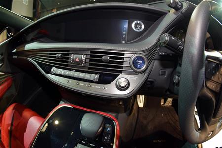 横への直線基調でワイドな印象を与えるダッシュボード