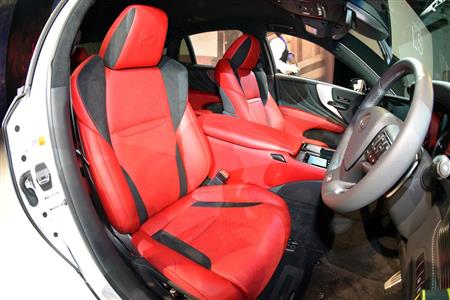 色鮮やかなレッドレザーのシートが映える、Ｆスポーツ