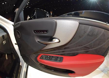 Ｆスポーツのドアトリム。派手な印象だ