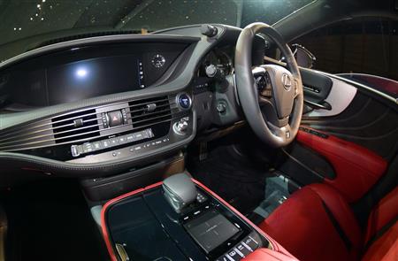 Ｆスポーツのインテリア。なかなか刺激的な印象