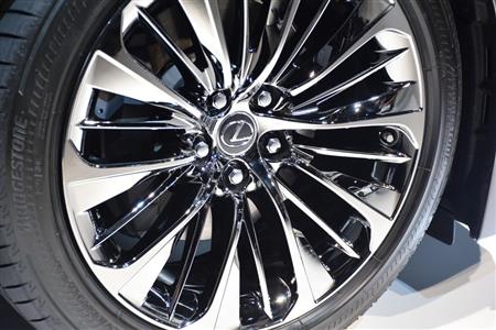 鋭い輝きを放つホイール