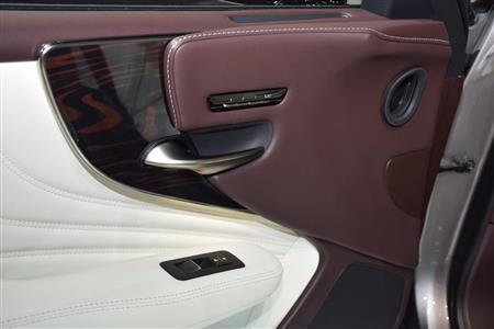 ウッドパネルの斬新な模様やドレープ加工が美しいドアパネル