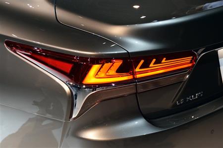 奥行きのあるＬ字のＬＥＤが浮かび上がるリヤテールランプ