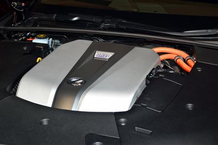 エンジンルームはカバーで覆われほとんど見えず