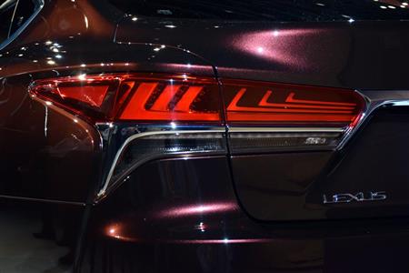 奥行きのあるＬ字のＬＥＤが浮かび上がるリヤテールランプ