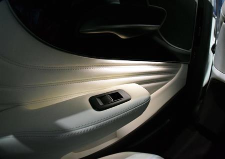 車内を間接的に照らすアンビエントライト