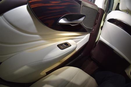 高級感漂うウッドパネル。ドレープ模様やハンドル部分がオシャレ