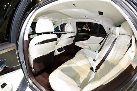 ＬＳのインテリア。広々としたスペースが広がる