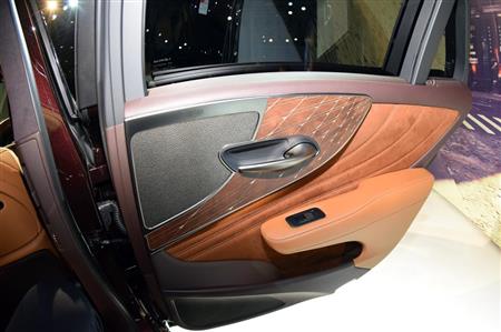 ドアトリムも豪華。マーク・レビンソンのスピーカー、ウッドパネル、ドレープで装飾している