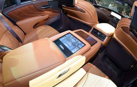 後席アームレストのタッチ式モニターでＡＶやエアコン操作など可能