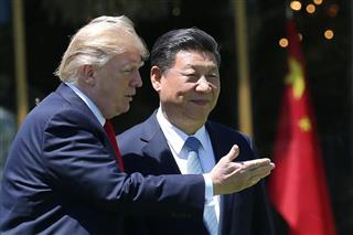 ４月７日、米フロリダ州の別荘「マールアラーゴ」の中庭で、中国の習近平国家主席（右）と歩くトランプ米大統領（ロイター）