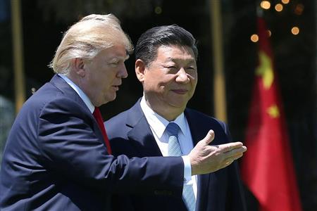 ４月７日、米フロリダ州の別荘「マールアラーゴ」の中庭で、中国の習近平国家主席（右）と歩くトランプ米大統領（ロイター）