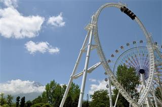 富士急ハイランドのジェットコースター「ド・ドドンパ」＝１５日午前、山梨県富士吉田市