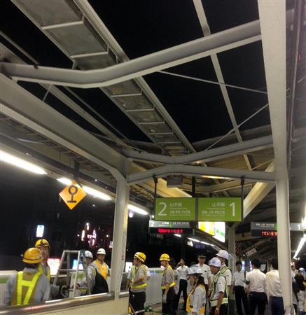 ヒョウが降った影響でホームの天井が抜け落ちたＪＲ駒込駅＝１９日午後、東京都豊島区