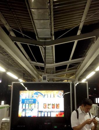 ヒョウが降った影響でホームの天井が抜け落ちたＪＲ駒込駅＝１９日午後、東京都豊島区