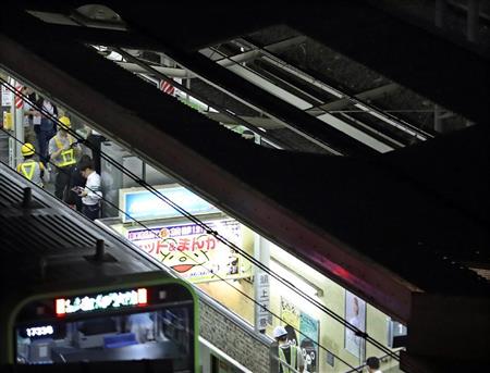 ヒョウが降った影響でホームの天井が抜け落ちたＪＲ駒込駅＝１９日午後、東京都豊島区（桐山弘太撮影）