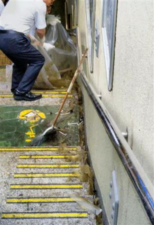 ＪＲ山手線駒込駅で、破損し落下した屋根の一部＝１８日午後（提供写真）