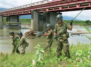 筑後川を捜索する自衛隊員＝１８日午前、福岡県朝倉市