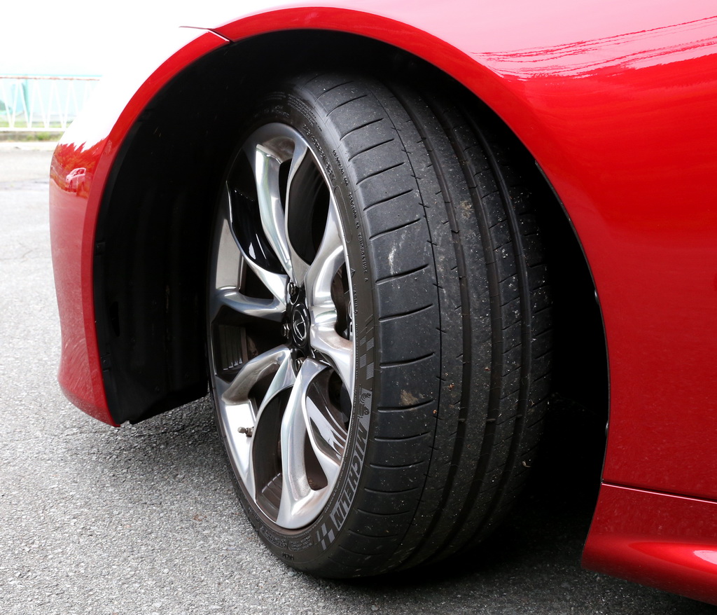 ２１インチのランフラットタイヤ（ミシュランのパイロットスーパースポーツ）。タイヤハウスを擦りそう…