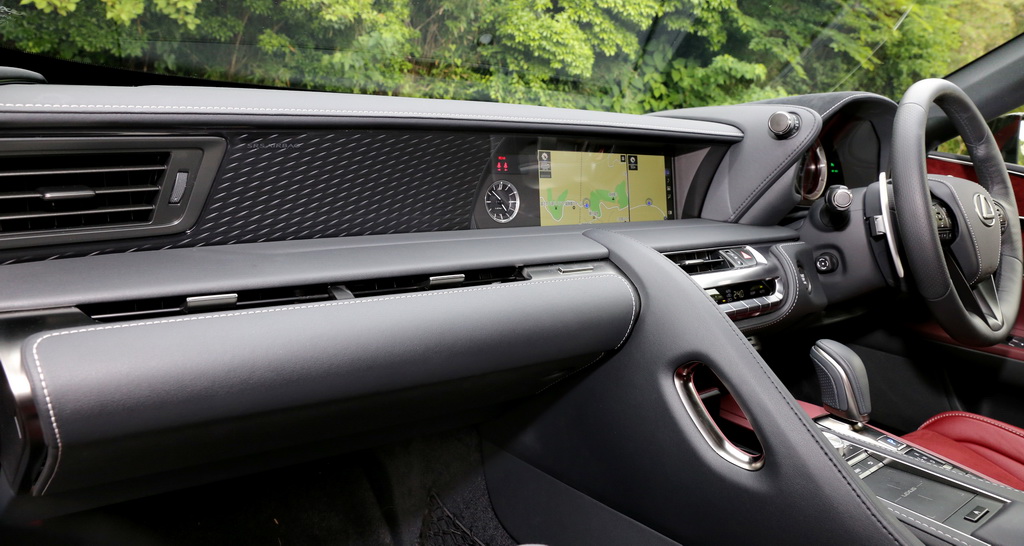 直線基調のダッシュボード。ナビ画面は大きくて見やすい