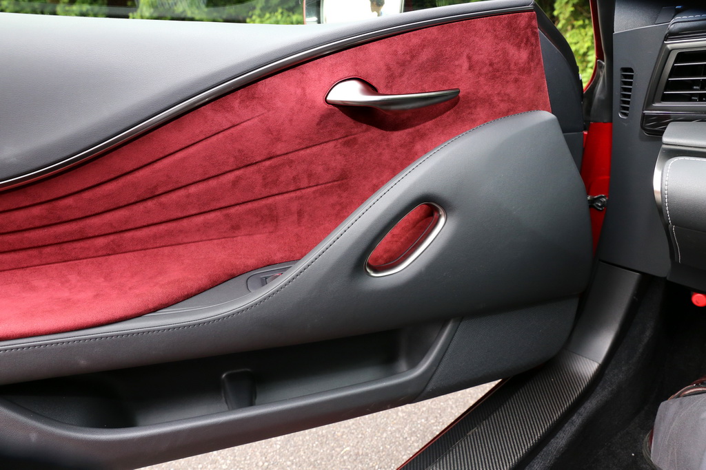 ドアトリムはドレープ加工を施している。試乗車の内装色はダークローズ