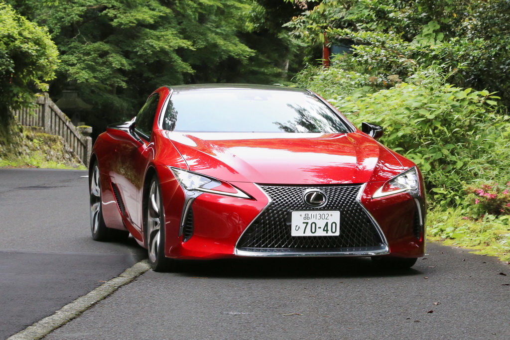 ５リットルＶ８エンジンを積んでいるとは思えない低いボンネットと、スポーティーなリヤの張り出し