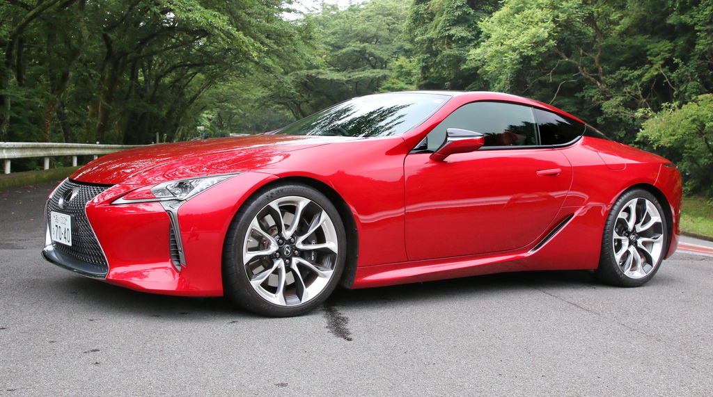 ＲＣＦと同じ５リッターＶ８を積む割に、ボンネットはかなり低く抑えてある。これもすべて新型プラットフォームのおかげ