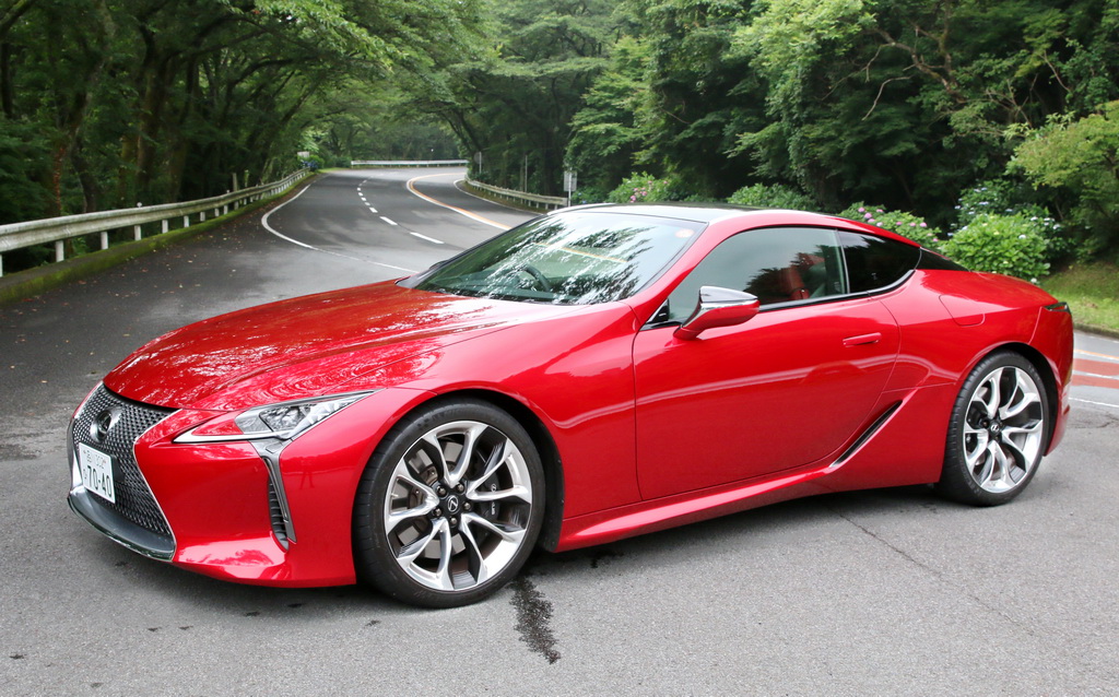 箱根の定番スポット。このすぐ後に、ホワイトのＬＣ５００ｈがテレビ神奈川の撮影でやってきて、まさかの“ＬＣ共演”に…