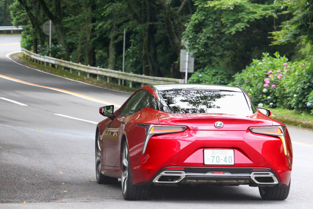 華麗なデザインのテールランプ。実はリヤにもスピンドルグリルをイメージさせるラインが入っている