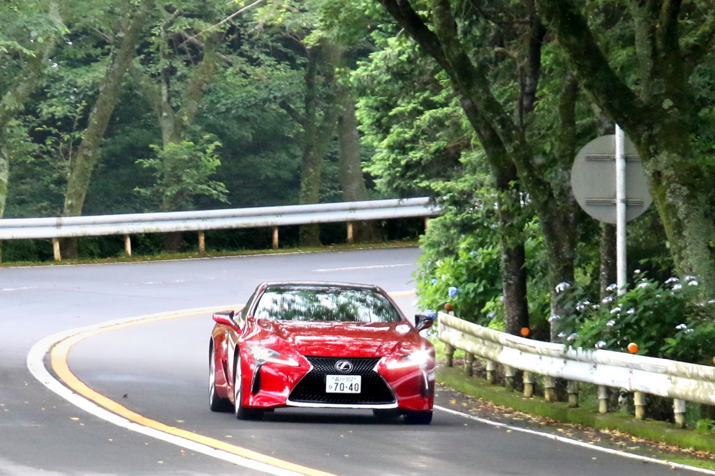 箱根ターンパイクを駆けるレクサス「ＬＣ５００」